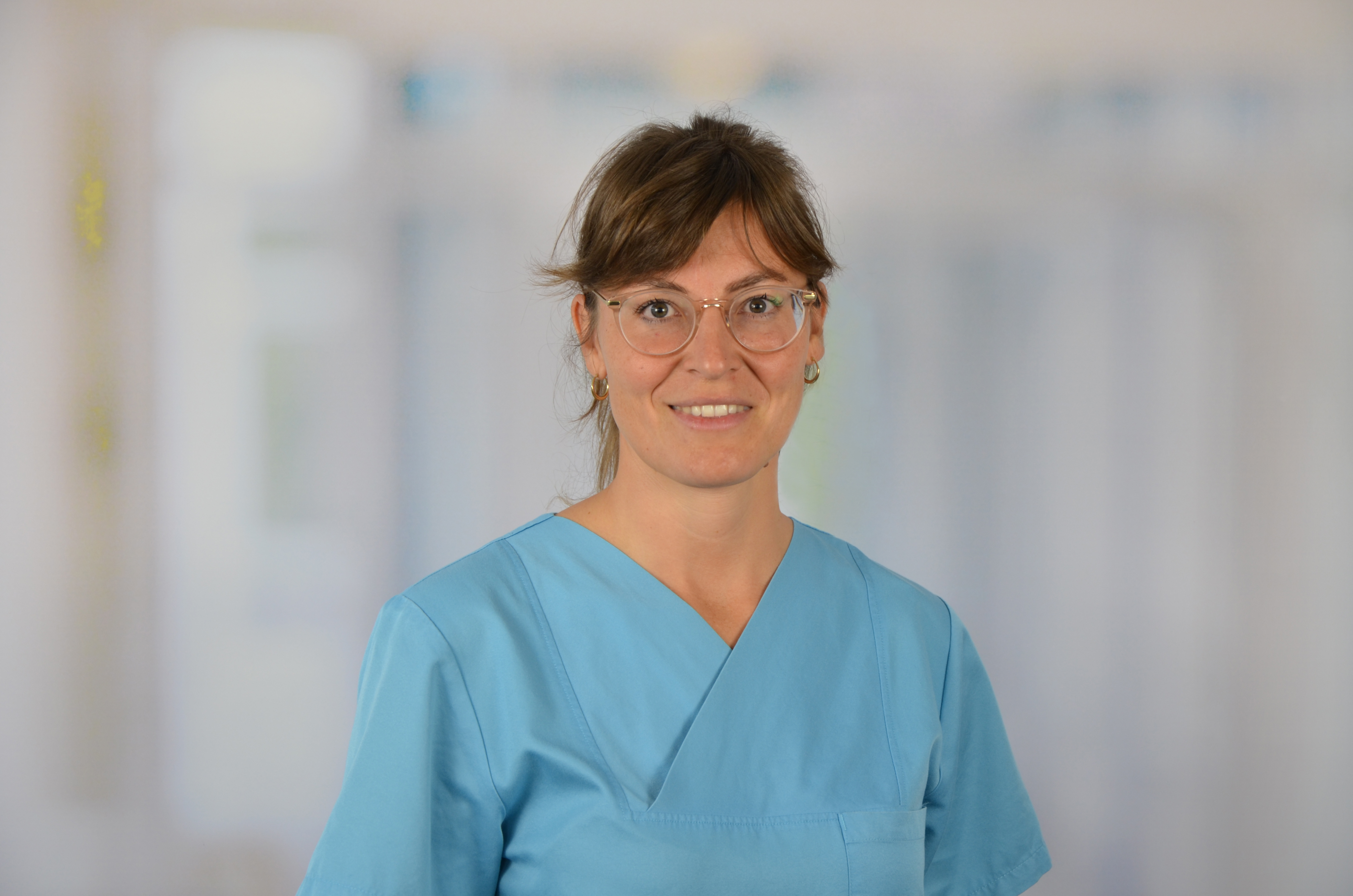 Portraitfoto von dr. med. (univ. Pecs) Zsófia Danckwardt, Leitende Oberärztin in der Klinik für Gynäkologie und Geburtshilfe und Sektionsleitung Urogynäkologie im Evangelischen Amalie Sieveking Krankenhaus in Hamburg