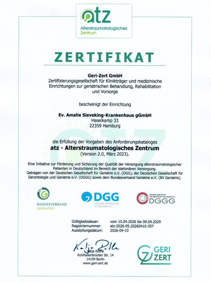 Zertifikat mit Logos und Text für die Erfüllung der Vorgaben des Anforderungskataloges atz- Alterstraumatologisches Zentrum der Geri-Zert GmbH für das Evangelische Amalie Sieveking Krankenhaus in Hamburg-Volksdorf.