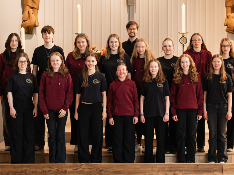 Der Jugendchor der Kantorei Poppenbüttel in festlicher Kleidung spielt zum Michaelstag in der St. Michaelskapelle in Hamburg-Volksdorf.