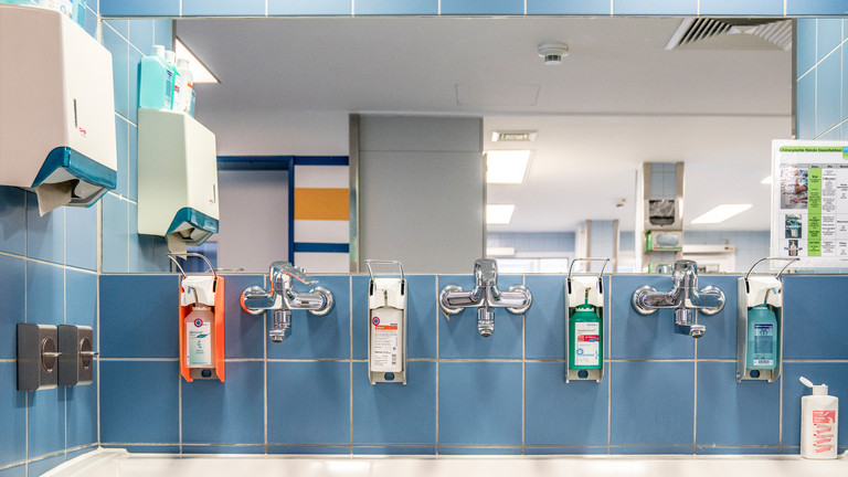 Verschiedene Desinfektionsmittel im Bad - Amalie Sieveking Krankenhaus - Zentral-OP