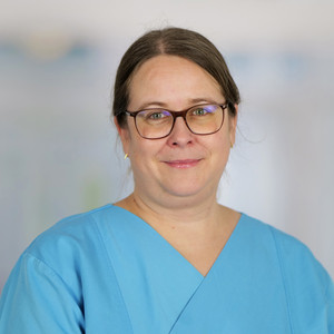 Portrait von Dr. med. Saskia Otte, Chefärztin, Geriatrie und Physikalische Medizin, Evangelisches Amalie Sieveking Krankenhaus, Hamburg-Volksdorf