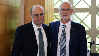 Prof. Dr. Ernst von Dobschütz im Gespräch mit Dr. Michael Musolf bei dessen Verabschiedung in den Ruhestand, Chefarzt der Klinik für Geriatrie und Physikalische Medizin im Evangelischen Amalie Sieveking Krankenhaus