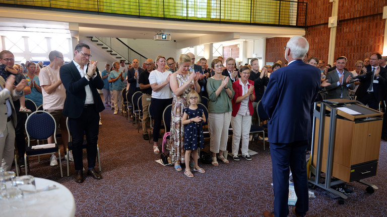 Blick in den Saal mit Standing Ovations nach der Rede Dr. Michael Musolf bei dessen Verabschiedung in den Ruhestand, Chefarzt Klinik für Geriatrie und Physikalische Medizin im Amalie Sieveking Krankenhaus, Hamburg Blick in den Saal mit Standing Ovations nach der Rede Dr. Michael Musolf bei dessen Verabschiedung in den Ruhestand