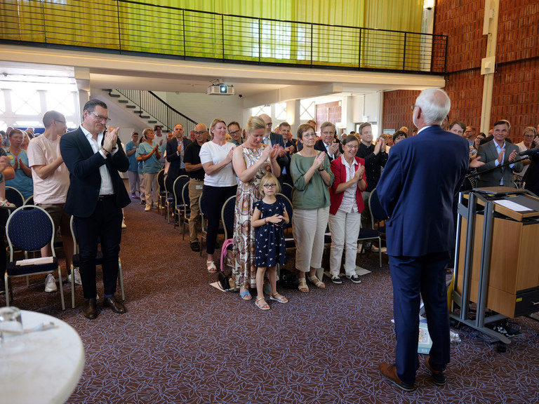 Blick in den Saal mit Standing Ovations nach der Rede Dr. Michael Musolf bei dessen Verabschiedung in den Ruhestand, Chefarzt Klinik für Geriatrie und Physikalische Medizin im Amalie Sieveking Krankenhaus, Hamburg Blick in den Saal mit Standing Ovations nach der Rede Dr. Michael Musolf bei dessen Verabschiedung in den Ruhestand