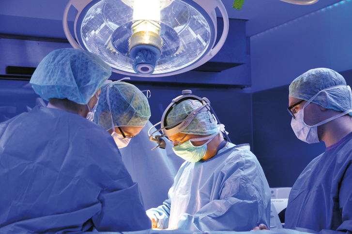 Ärzte und Medizinisches personal während der OP, Weiterbildung, Fachveranstaltung, Klinik für Allgemein-, Viszeral- und koloproktologische Chirurgie, Evangelisches Amalie Sieveking Krankenhaus, Hamburg-Volksdorf
