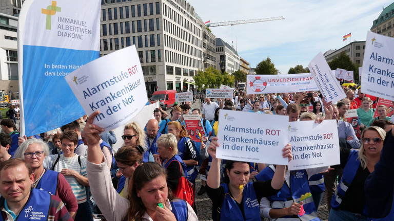 Protestierende stehen mit Plakaten und Pfeifen auf der Straße, Krankenhausreform, Immanuel Albertinen Diakonie, Hamburg, Berlin