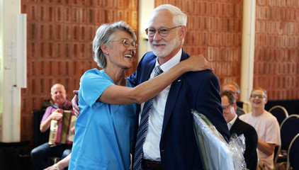 Mitarbeiterin in Funkionskleidung beim Tanz auf der Bühne mit Dr. Michael Musolf bei dessen Verabschiedung in den Ruhestand, Chefarzt der Klinik für Geriatrie und Physikalische Medizin im Amalie Sieveking Krankenhaus