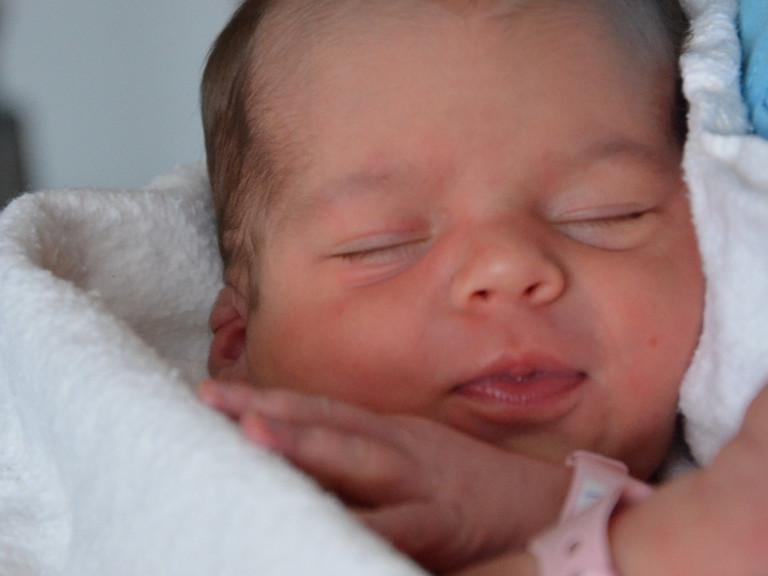 Foto einer Neugeborenen zur tausendsten Geburt im Amalie Geburtszentrum des Evangelischen Amalie Sieveking Krankenhauses in Hamburg-Volksdorf
