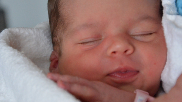 Foto einer Neugeborenen zur tausendsten Geburt im Amalie Geburtszentrum des Evangelischen Amalie Sieveking Krankenhauses in Hamburg-Volksdorf