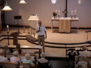 Prof. Dr. Ernst von Dobschütz begrüßt die Gäste zum Sommerkonzert in der St. Michaelskapelle auf dem Gesundheitscampus Volksdorf
