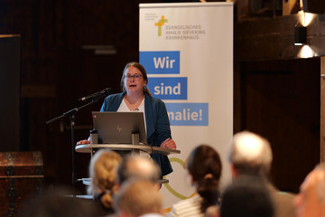 Dr. Saskia Otte spricht beim Einführungssymposium zur modernen Altersmedizin im Wagnerhof des Museumsdorfs Volksdorf.