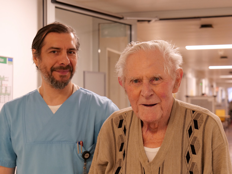 Ein Pfleger gemeinsam mit einem Patienten auf dem Flur im Amalie Alterstraumazentrum