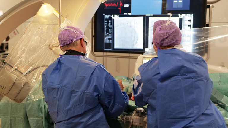 Zwei Ärzte operieren vor Monitoren - Evangelisches Amalie Sieveking Krankenhaus in Hamburg - Behandlung von Herzrhythmusstörungen