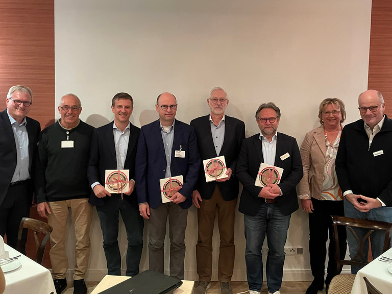 Gruppenfoto Ärzte und Redner bei Jahreshauptversammlung Ärztenetz Ahrensburg, Veranstaltung Amalie meets Ahrensburg