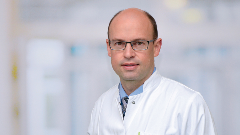 Portraitfoto Prof. Dr. Ernst von Dobschütz, Chefarzt Zentrum Endokrine Chirurgie im Ev. Amalie Sieveking Krankenhaus in Hamburg-Volksdorf