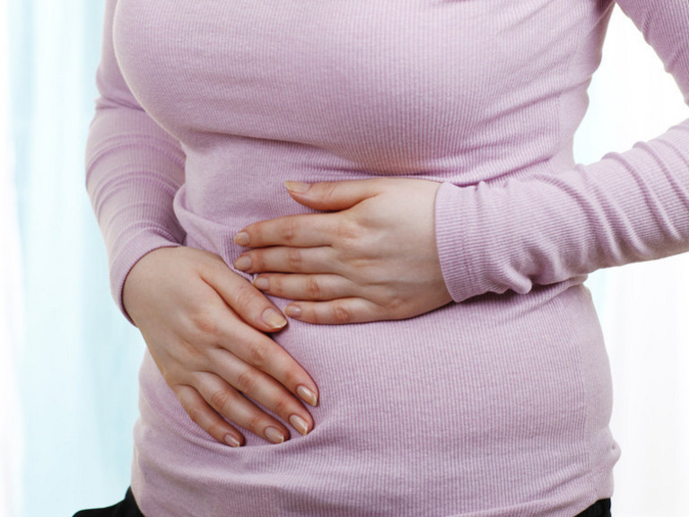 Eine Frau hält sich beide Hände an den Bauch - Evangelisches Amalie Sieveking Krankenhaus Hamburg - Morbus Crohn Behandlung