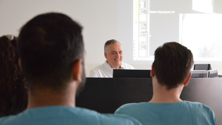 Chefarzt Prof. Dr. med. Christoph Weber sitzt in einem Schulungsraum vor einer Leinwand bei einer Weiterbildung mit Ärztinnen und Ärzten in der Klinik für Diagnostische und Interventionelle Radiologie im Evangelischen Amalie Sieveking Krankenhaus in Hamburg-Volksdorf. Chefarzt Prof. Dr. med. Christoph Weber sitzt in einem Schulungsraum vor einer Leinwand bei einer Weiterbildung mit Ärztinnen und Ärzten in der Klinik für Diagnostische und Interventionelle Radiologie im Evangelischen Amalie Sieveking Krankenhaus in Hamburg-Volksdorf.