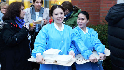 Zwei Pflegekräfte in blauer Funktionskleidung halten Tabletts mit verpacktem Essen und blicken in die Kamera bei der Weihnachtsfeier 2025 von Amalie Sieveking Krankenhaus, Residenz am Wiesenkamp, Feierabendhaus Volksdorf und Albertinen Kindertagesstätte Volksdorf auf dem Gesundheitscampus Volksdorf in Hamburg Zwei Pflegekräfte in blauer Funktionskleidung halten Tabletts mit verpacktem Essen und blicken in die Kamera bei der Weihnachtsfeier 2025 von Amalie Sieveking Krankenhaus, Residenz am Wiesenkamp, Feierabendhaus Volksdorf und Albertinen Kindertagesstätte Volksdorf auf dem Gesundheitscampus Volksdorf in Hamburg