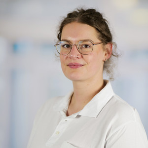 Portraitfoto von Robin Janine Ahles, Ärztin in Weiterbildung in der Klinik für Allgemein-, Viszeral- und koloproktologische Chirurgie im Evangelischen Amalie Sieveking Krankenhaus in Hamburg-Volksdorf.