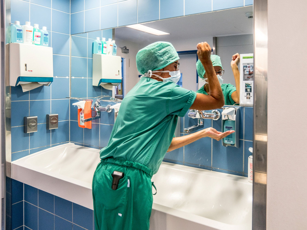 OP-Mitarbeitende sterilisiert Hände - Amalie Sieveking Krankenhaus - Zentral-OP