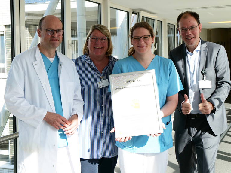 v.l.n.r.: Prof. Dr. Ernst von Dobschütz (Ärztlicher Direktor), Maike Sellentin (Pflegedirektorin), Tina Köpke (Hygienefachkraft), Andreas Schneider (Geschäftsführer)