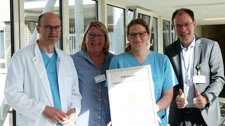 v.l.n.r.: Prof. Dr. Ernst von Dobschütz (Ärztlicher Direktor), Maike Sellentin (Pflegedirektorin), Tina Köpke (Hygienefachkraft), Andreas Schneider (Geschäftsführer)