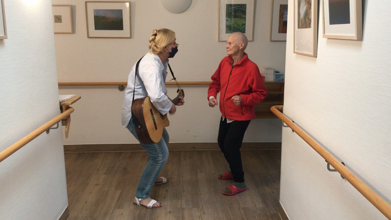 Musiktherapeutin Karambadzakis mit Neubewohnerin im Diakonie Hospiz Wannsee Musiktherapeutin Karambadzakis mit Neubewohnerin im Diakonie Hospiz Wannsee