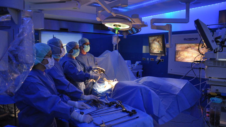 Operateure im Operationssaal, Allgemein-, Viszeral- und koloproktologische Chirurgie, Evangelisches Amalie Sieveking Krankenhaus, Hamburg