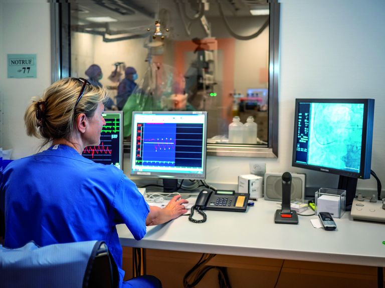 Eine Ärztin sitzt vor zwei Monitoren, die Diagnosebilder zeigen, Hilfe bei Herzerkrankungen, Diagnose von Herzrythmusstörungen, Herzklappenerkrankungen, was tun bei Luftnot, Herzzentrum Amalie Sieveking Krankenhaus in Hamburg Volksdorf 
