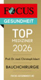 Rechteckiges Siegel mit Logo und Text auf goldfarbenem Grund von Focus Gesundheit, Top Mediziner 2026 Bauchchirurgie für Prof. Dr. med. Christoph Isbert, Chefarzt Allgemein-, Viszeral- und koloproktologische Chirurgie im Amalie Sieveking Krankenhaus in Hamburg