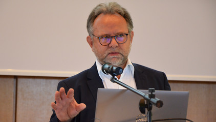 Prof. Dr. med. Christoph Isbert (F.E.B.S.), Chefarzt Allgemein-, Viszeral- und koloproktologische Chirurgie, spricht am Rednerpult beim 10. Amalie Tag der Hausärztinnen und -ärzte im Amalie Sieveking Krankenhaus