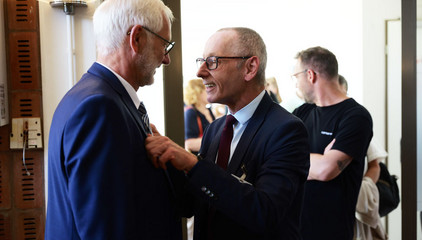 Ralf Zastrau im Gespräch mit Dr. Michael Musolf bei dessen Verabschiedung in den Ruhestand, Chefarzt der Klinik für Geriatrie und Physikalische Medizin im Evangelischen Amalie Sieveking Krankenhaus