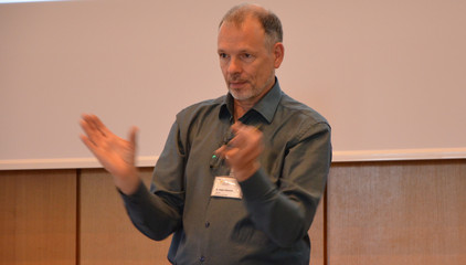 Dr. med. Hoger Oltmanns, Facharzt für Orthopädie Albertinen Wirbelsäulenzentrum, spricht auf der Bühne beim 10. Amalie Tag der Hausärztinnen und -ärzte im Evangelischen Amalie Sieveking Krankenhaus in Hamburg-Volksdorf