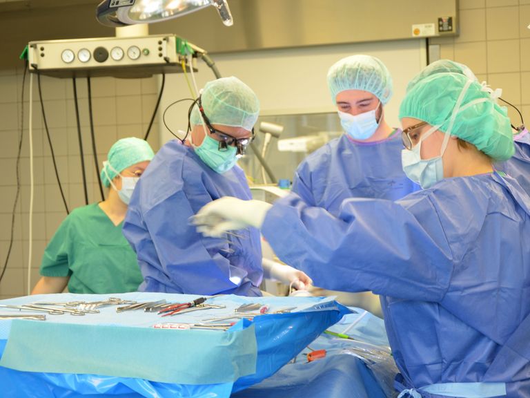 Operation mit OP-Team, Zentrum Endokrine Chirurgie, Evangelisches Amalie Sieveking Krankenhaus, Hamburg-Volksdorf