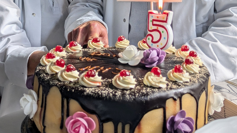 Geburtstagstorte zum Jubiläum - Naturheilkunde Berlin Geburtstagstorte zum Jubiläum - Naturheilkunde Berlin