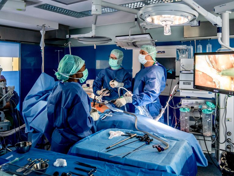 OP-Team führt OP im Endo Alpha Operationssaal durch - Amalie Sieveking Krankenhaus - Zentral-OP