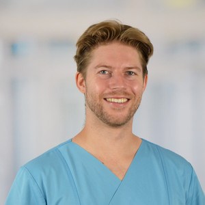 Portraitfoto Luca Kiesewalter, Allgemein-, Viszeral- und koloproktologische Chirurgie im Evangelischen Amalie Sieveking Krankenhaus in Hamburg