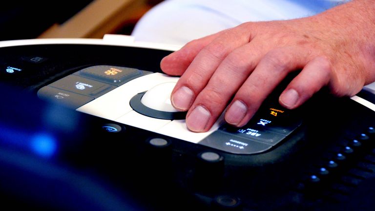 Bildausschnitt von einer Hand auf einem Sonographiegerät, Klinik für Gynäkologie, gynäkologische Medizin, Amalie Sieveking Krankenhaus in Hamburg-Volksdorf