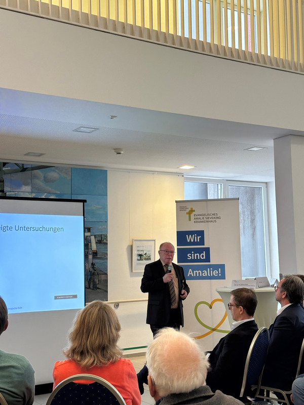 Prof. Dr. Karl-Wilhelm Ecker, Leiter des Amalie Pouch Zentrums Hamburg