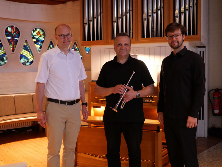 Prof. Dr. Ernst von Dobschütz mit Organist Matthias Berges und Trompeter Boris Havkin vor der Steinmeyer-Orgel in der St. Michaelskapelle auf dem Gesundheitscampus Volksdorf.