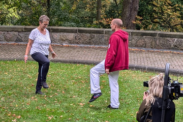 Patientin mit Tajii-Experte Dr. Lutz Liese - Naturheilkunde Berlin Patientin mit Tajii-Experte Dr. Lutz Liese - Naturheilkunde Berlin