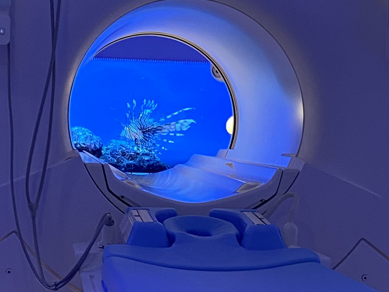 Blick in die blau erleuchtete Röhre des neuen MRT-Systems Philips Ingenia Ambition X im Immanuel Albertinen Zentrum für Radiologie am Standort Amalie Sieveking Krankenhaus in Hamburg-Volksdorf mit einer Meeresprojektion