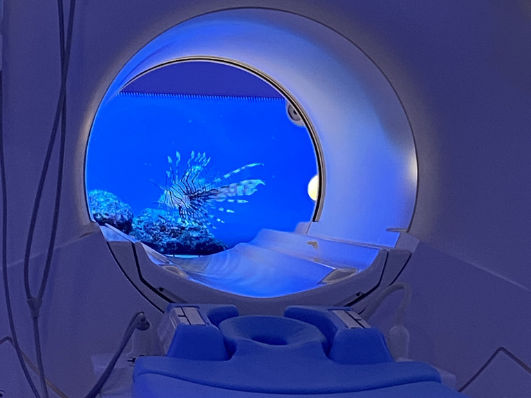 Blick in die blau erleuchtete Röhre des neuen MRT-Systems Philips Ingenia Ambition X im Immanuel Albertinen Zentrum für Radiologie am Standort Amalie Sieveking Krankenhaus in Hamburg-Volksdorf mit einer Meeresprojektion