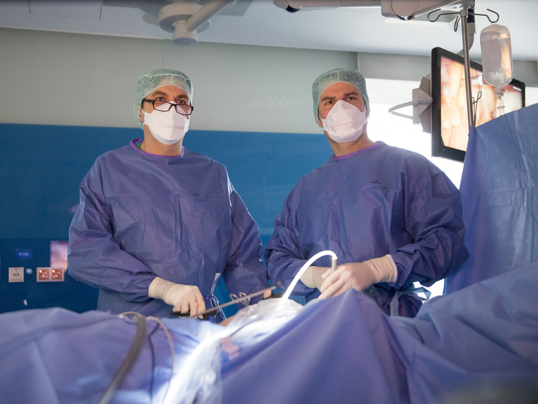 Zwei Ärzte bei der OP im OP-Saal - Evangelisches Amalie Sieveking Krankenhaus - Zentral-OP