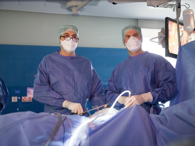 Zwei Ärzte bei der OP im OP-Saal - Evangelisches Amalie Sieveking Krankenhaus - Zentral-OP