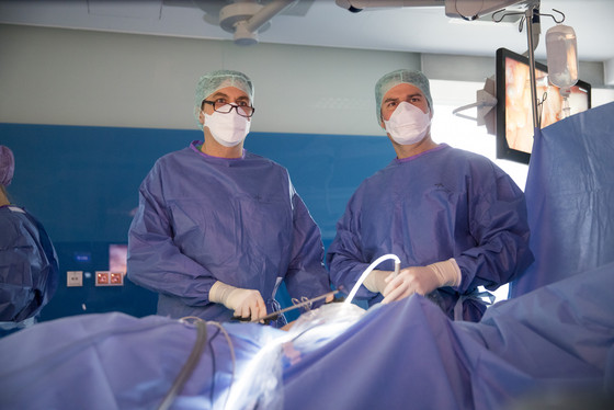 Auf dem Foto sieht man Ärzte in ihrer Dienstkleidung bei einer Operation Auf dem Foto sieht man Ärzte in ihrer Dienstkleidung bei einer Operation