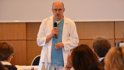 Prof. Dr. Ernst von Dobschütz (F.E.B.S.), Ärztlicher Direktor, Chefarzt Zentrum für Endokrine Chirurgie, auf der Bühne beim 10. Amalie Tag der Hausärztinnen und -ärzte im Evangelischen Amalie Sieveking Krankenhaus in Hamburg