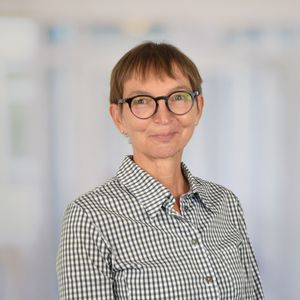 Portrait Britta Block, Sekretariat des Chefarztes Anästhesiologie und Intensivmedizin, Amalie Sieveking Krankenhaus Hamburg-Volksdorf