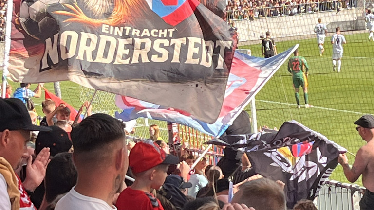 Fahne im Fanblock des FC Eintracht Noderstedt im Stadion am Millerntor gegen den FC St. Pauli bei einem Fußballspiel mit der Aktion Pfandbecherspende für das Diakonie Hospiz Norderstedt