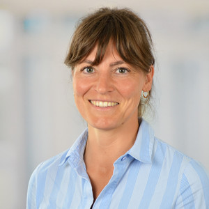 Portraitfoto von dr. med. (univ. Pecs) Zsófia Danckwardt, Leitende Oberärztin in der Klinik für Gynäkologie und Geburtshilfe und Sektionsleitung Urogynäkologie im Evangelischen Amalie Sieveking Krankenhaus in Hamburg
